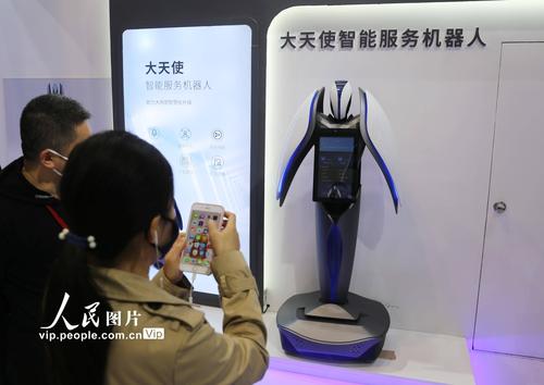 上海:ai人工智能机器人"争奇斗艳"上交会_服务型